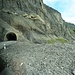 mit dem Postauto durch das schmale Tunnel