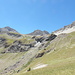 Die Stufe, die über die nördliche Talflanke überwunden wird. Im Hintergrund rechts ist bereits Le Cimet mit dem langen Aufstiegsgrat zu sehen. In der Mitte Le Téton (2969m), links der Mont Pélat (3051m).