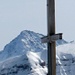 Gipfelkreuz Hagleren. Auf dem Brienzergrat ist der Föhnsturm sichtbar