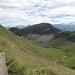 Verschnaufpause mit Blick zurück und Alpenpanorama