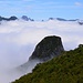 Der Pináculo, der "Zuckerhut" Madeiras von oben, am Anstieg zur Bica da Cana, und im Hintergrund das Zentralgebirge Madeiras
