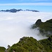 Der Pináculo, der "Zuckerhut" Madeiras von oben, am Anstieg zur Bica da Cana, und im Hintergrund das Zentralgebirge Madeiras