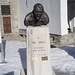Il busto commemorativo di Gino Bartali.