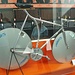 Museo: il modello di bici utilizzato da Francesco Moser per i suoi tentativi di record dell'ora. Le novità rivoluzionarie di questa bici erano le ruote lenticolari (con la ruota anteriore più piccola), il manubrio a corna di bue e la geometria del telaio.