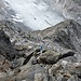 Der Abstiegsweg ist gleich durch den neuen Klettersteig markiert, alternativ steigt man wie früher über das im rechten Bild angeschnittene Schotterfeld (ehemaliger Gletscher) ab.