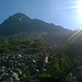 Il Torrione Porro, la "nostra" meta e l'inizio del sentiero che parte dalla piana dell'Alpe Ventina. Ottima verniciatura dei segnavia su roccia.