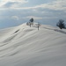 Hügelchen Wielesch. Dahinter versteckt sich die gleichnamige Alpwirtschaft (im Winter geschlossen). Wir sind allerdings vorher links abgebogen.