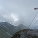 Nebeliger Gipfelblick Richtung Stanser Joch.