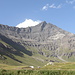 Die ca. 1400m hohe Südwand der Aiguille de la Grande Sassière, vom Parkplatz aus gesehen. Die Route führt über den langen Grat links.