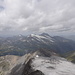 Am Gipfel, Blick nach Westen zum Aufstiegsweg, darüber die Vanoise mit dem Mont Pourri (3779m), dem nächstgelegenen höheren Berg.