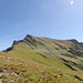 Blick vom Col du Cheval Noir in die weite SW-Flanke des Berges. Der Pfad zieht querend den Hang hinauf und endet am Gipfel (links).