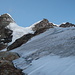 Nach der Kletterei folgt nun wieder Gelände im Firn. Hier Blick zum Rottalsattel und zum Gipfel.