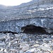 locheres Schiefergestein liegt auf dem Gletscher, die Überschreitung der überresten des Gletschers ist eine Rutschpartie...