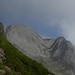 Die steile Flanke des NE- Sporn, im Hintergrund die Altenalptürm aus ungewohnter Perspektive. 
