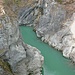 Am Lechfall durchquert der Lech eine natürliche Engstelle. Der Wasserfall ist hingegen künstlich und reguliert.