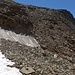la "via" passa sotto il nevaio e sale appena oltre il ghiaccio (al centro della foto), su ripida su pietraia instabile, verso le roccette sopra 