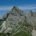 Weiter rechts die klobige Köllenspitze, höchster Gipfel der Tannheimer Berge