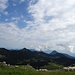 Ab der Weilheimer Hütte kann man zum ersten Mal Richtung Osten blicken, da staunen dann nicht nur die Schafe...
