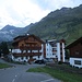 Pension Bergland rechts der Bergmitte.Da bin ich eben Stammgast.<br />Die anderen Unterkünfte in Pfelders,samt und sonders,empfehle ich hiermit auch.Hab noch nie vor irgendwem zu irgendeiner Pension oder einem Hotel auch nur etwas ansatzweise Negatives gehört.<br /><br />Bergland ist aber Meins.Im Pfelderer Tal gilt man was als "Gast im Bergland".<br /><br />Dazu gediegene grosszügige Unterbringung in einem Neubau,bestens und nett gepflegt von emsigen und überaus freundlichen Hauskräften.<br />5 Pudelwohlsterne von mir<br /><br /><br /><br /><br /><br /><br />
