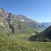 Über gut begehbare Serpentinen hinauf,die Lazinser Alm schon gute 250 Höhenmeter darunter.Hinten im Talschluss Pfelders