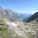 Gemütliche Karrenwege führen unschwierig hinauf.Auch abenteuerliche Radfahrer rumpeln über diese Felswege.Spass macht das nicht wenn ich die Gesichter dieser Radsportler auswerte..