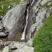 Kleiner Wasserfall vor der kettengesicherten Felsrinne
