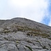 Wegspuren sind immer vorhanden, bis auf die letzten 50, 70 Höhenmeter unterm Gipfel, wo es über plattigen, aber rauhen Fels geht. Ein dünnes Seil hilft, sich hinaufzuhangeln - wirklich nötig ist es aber nicht. 