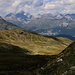 Aussicht von Muot dals Lejs hinunter ins Val Languard bis nach Sankt Moritz. Der grosse Gipfel am horizont ist der schöne, leicht besteigbare Piz Julier / Piz Güglia (3380,4m).
