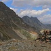 Vom Gipfelsteinmann auf dem Muot da la Pischa (3026m) sah der Piz Languard (3261,9m) immer noch sehr mächtig aus. Im Hintergrund ist der Piz Vadret (3199,3m).