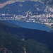 Aussicht im Zoom vom Muot da la Pischa (3026m) auf den Lej da San Murezzan (1768m) und den Nobelort Sankt Moritz.