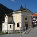 Zurück in Villa mit dem Postauto. Neben der Kirche geht's zuerst zum Ticino hinunter.
