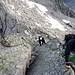 Nach dem blockigen Abstieg vom Caciadur die ersten schönen Kletterpassagen hoch auf ...
