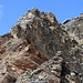 Nach dem Abstieg von der Crasta Languart (3095m) in die folgende Gratsenke überlegte ich mich den Grat direkt anzugehen oder wieder in die Westflanke auszuweichen. Da ich Wegspuren von Steinböcken sah, entschied ich mich für die zweite Variante. Oben ist auf dem Bild schon der Gipfelsteinmann des Languard Pitschen (3124m) zu sehen.