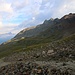 Bei der Weggabelung P.2824m vom Hüttenweg erreichte ich nun wieder Alpweiden. Rechts oben sind die Gipfel vom Piz Clüx (3128,0m) und Piz Muragl (3157m).