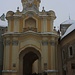 Eingang zur Kirche Šventos Trejybės Cerkvė. In der ganzen Altstadt von Vilnius findet man unzählige Kirchen und noch mehr weitere historische Bauten!
