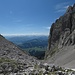 Nun kann man auch mal wieder nach Süden gucken: mächtig strebt der Karlspitzpfeiler vor der Kulisse des Alpenhauptkammes in den Himmel.