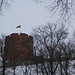 Hoch über Vilnius thront der Gedimino bokštas auf einem Hügel.  Von der Burg, welches ein kleines Museum beherbergt, hat man eine hervoragende Aussicht über die litauische Hauptstadt.
