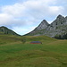 Start beim Zuckerspitzgraben: über dem Gustistall von Obere Ruedersberg links die Husegg, in der Mitte der Zuckerspitz, rechts die Pointe de Rachevi