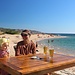 Nach der Tour am Strand La Tonnara: kommt man nach 14 Uhr zum Restaurant bekommt man auf Korsika oft nicht mal mehr Chips; da hilft nur viel Bier, dann geht der Hunger von selbst wieder weg