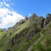 rötlich-dunkles Lavagestein - ganz untypisch für die Dolomiten