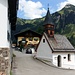 La piccola chiesa di Rauth ed il "Klein Meran", albergo, ristorante, bar e luogo di ritrovo del villaggio. 