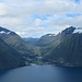 An der Westseite des Fjordes liegt Standal