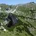 Hier sieht man vor dem Felsen eine latschenbewachsene Scharte. Ich realisierte leider nicht, dass man da absteigen u. dann zum Steinernen Törl queren kann! 