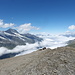 Am Gipfel: Links Mont Pourri, rechts das in Wolken gefasste Tal der Tarentaise. Rechts davon das Massif du Beaufortain.