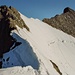 Oberhalb der Kletterstelle (II+) beginnt der eigentliche Höhepunkt der Tour: Zuerst leitet ein relativ luftiger Firngrat zu den Felsen der La Spedla / Spalla (links; 4020m) die man problemlos besteigt. Danach folgt ein weiteres Firngrätchen mit tollem Tiefblick und zum Schluss geht's über einfache Felsen auf den Gipfel des Piz Bernina (rechts; 4048,6m).<br /><br />Die La Spedla / Spalla ist der höchste Punkt der Italienischen Provinz "Regione Lombardia".