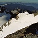 Rückblick über unsere Aufstiegsroute auf den Grat mit der La Spedla / Spalla (4020m). Links ist der vergletscherte Piz Argient (3945m).