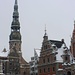 Auf dem Ratshausplatz (Rātslaukums) in Rīga. Rechts ist das Schwarzhäupterhaus (Melngalvju nams), hinten der Turm vom Dom (Doma baznīca).