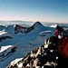 Verdiente Gipfelrast auf dem Piz Bernina (4048,6m) mit der prächtigen Aussicht zur gestern besuchten Bellavista (3922m).  Rechts daneben die Pyramide vom Piz Zupò (3996m) und der eisige Piz Argient (3945m).