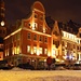 Rīga ist auch in der Nacht sehr schön, alle historischen Gebäude der Altstadt werden bunt beleuchtet.