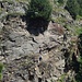 Klettersteig-Geher über der Schlüsselstelle (C/D)